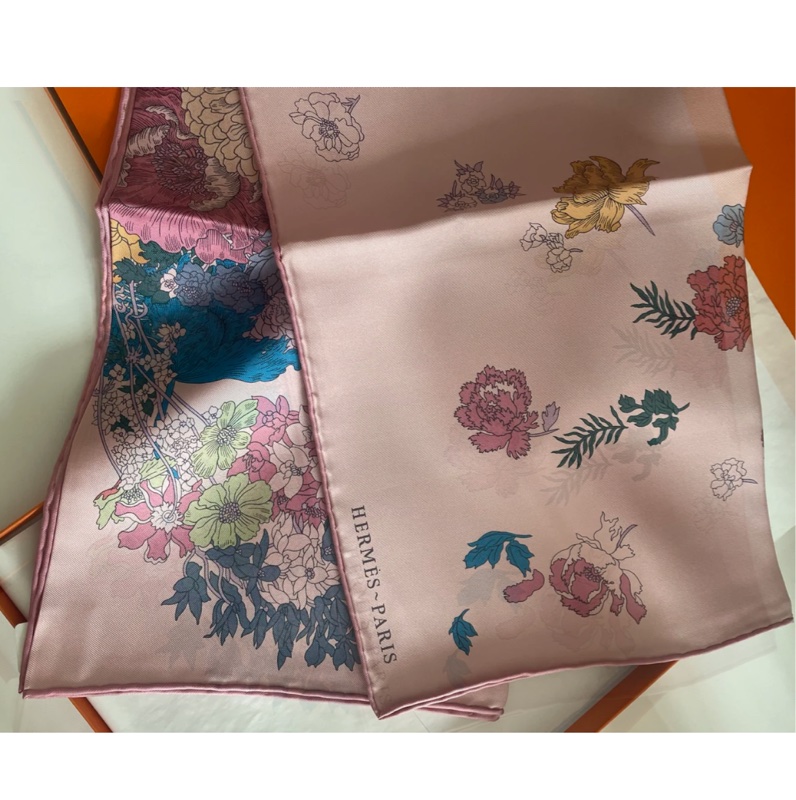 絕版品 現貨商品 全新商品 Hermes 法國愛馬仕特賣會 最美絲巾 輕揚花衣粉色馬上花 90x90公分-7