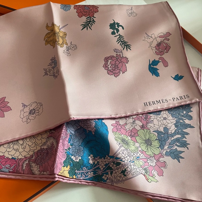 絕版品 現貨商品 全新商品 Hermes 法國愛馬仕特賣會 最美絲巾 輕揚花衣粉色馬上花 90x90公分-9
