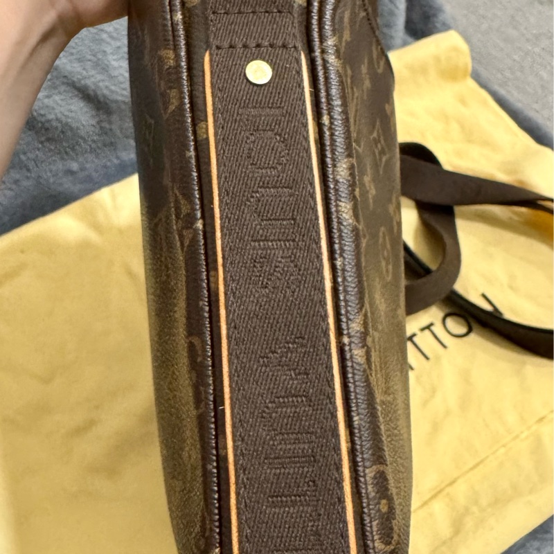 絕版LV Monogram 經典花紋皮飾邊方型斜背包-16