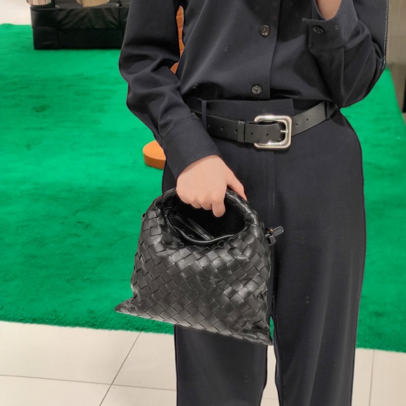 🎊佳節特賣🎁Bottega Veneta 777586 小款迷你 Hop 編織包   黑色-12