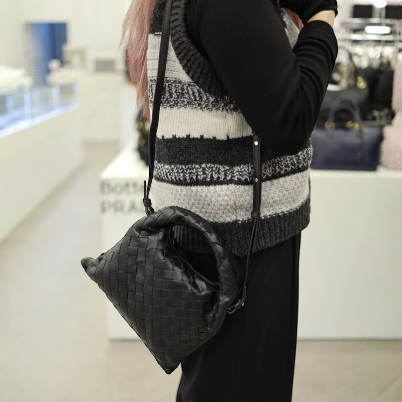 🎊佳節特賣🎁Bottega Veneta 777586 小款迷你 Hop 編織包   黑色-14