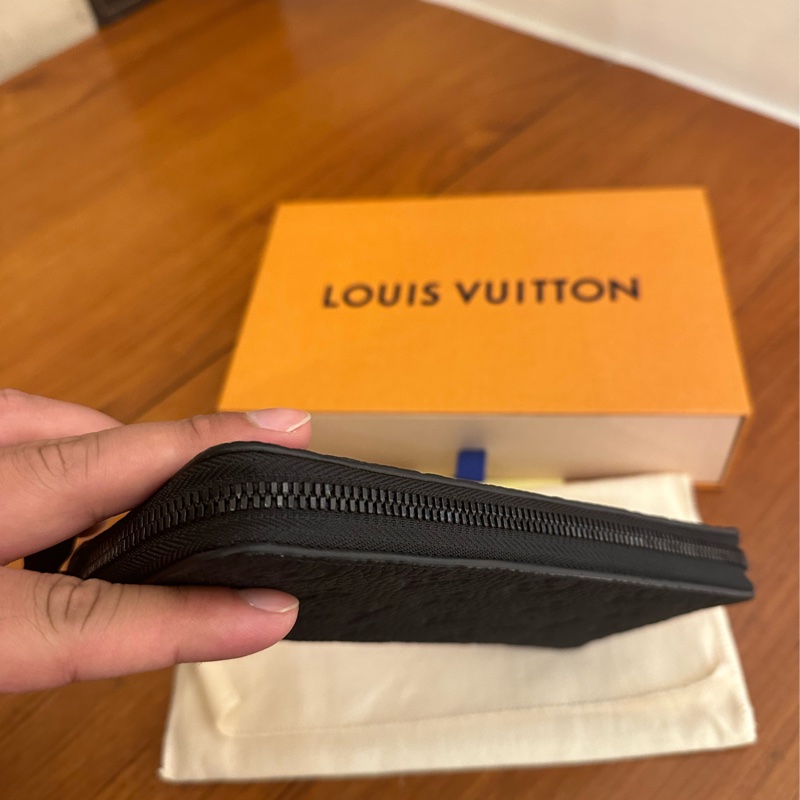 LV M69047 黑壓紋直式ㄇ拉長夾-3