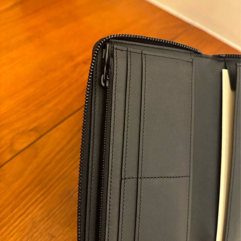 LV M69047 黑壓紋直式ㄇ拉長夾-11