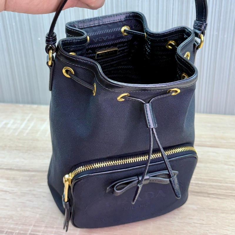 Prada 黑色金釦刺繡帆布水桶包-15
