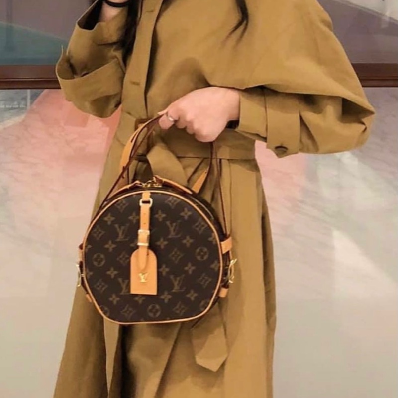 激甜分享近新✨ LV 老花圓餅包-BOÎTE CHAPEAU SOUPLE MM行李吊牌老花圓餅包-13