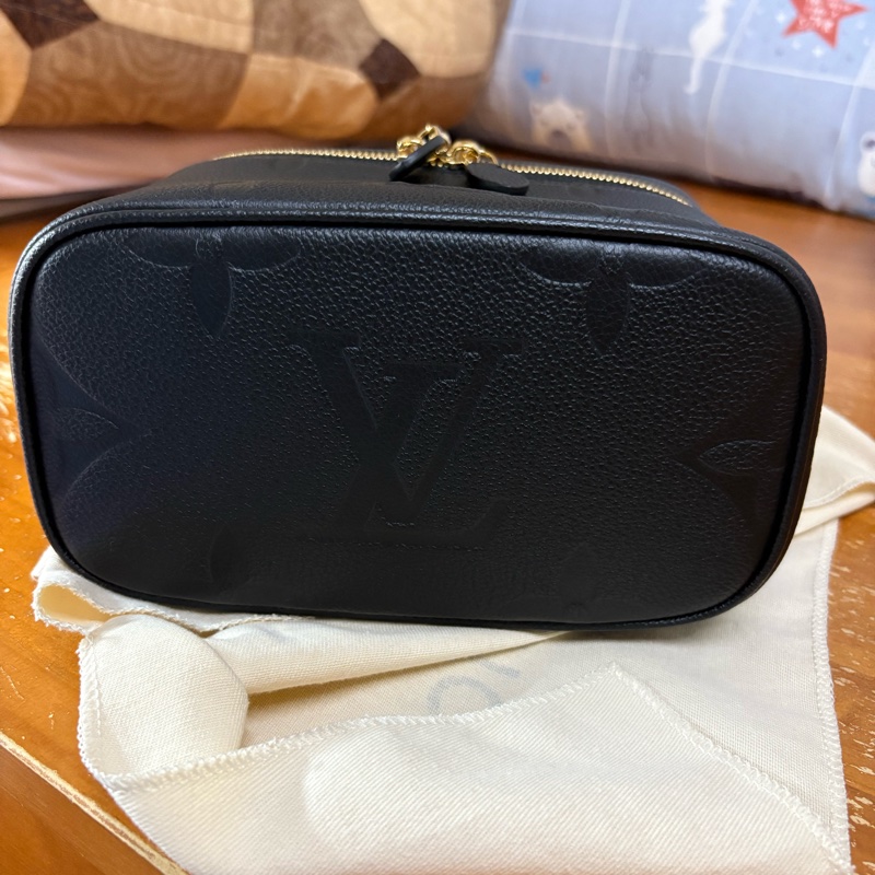 LV全新壓紋肩背包-2