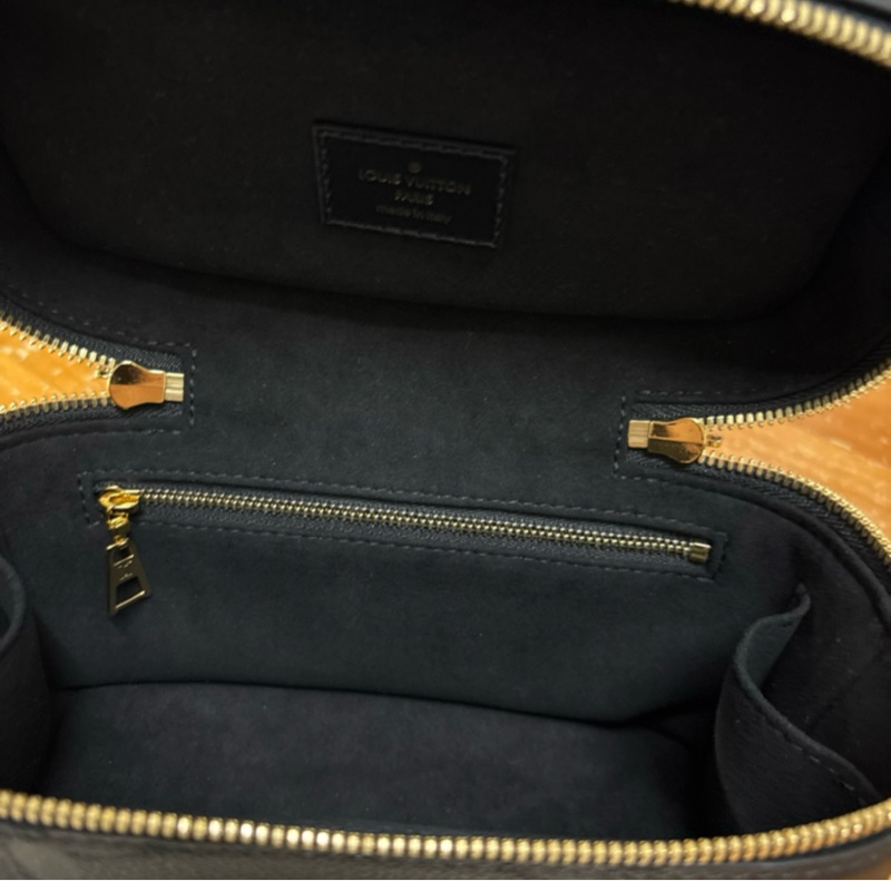 LV全新壓紋肩背包-3