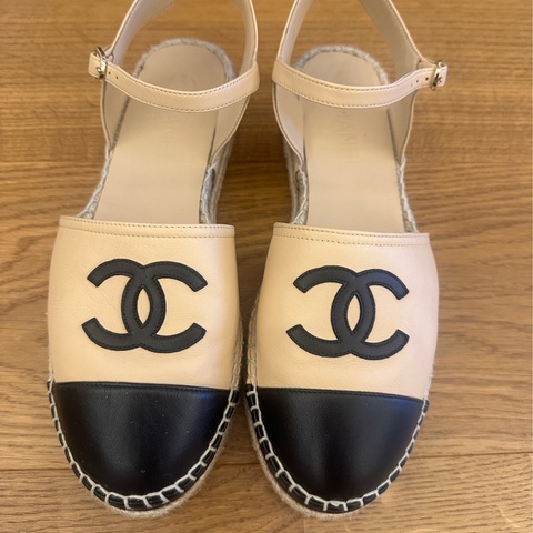 九成新 底涼鞋 TWD 19,000 安心購 Chanel 雙 C LOGO 雙色草編鞋 / 香奈兒厚經典款•百搭時尚•舒適好走