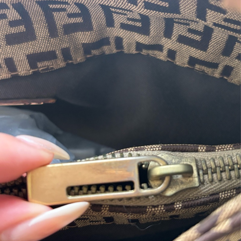 🏷️ Fendi 復古老花牛角包-10