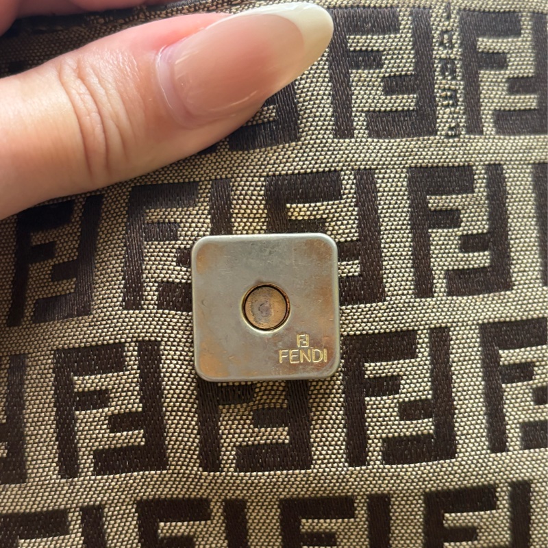 🏷️ Fendi 復古老花牛角包-12