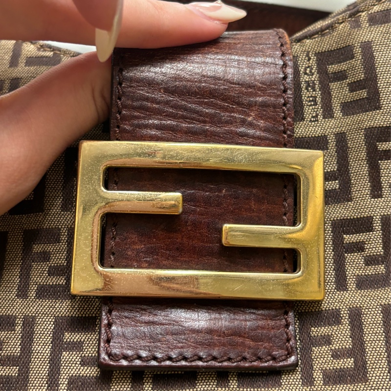 🏷️ Fendi 復古老花牛角包-13