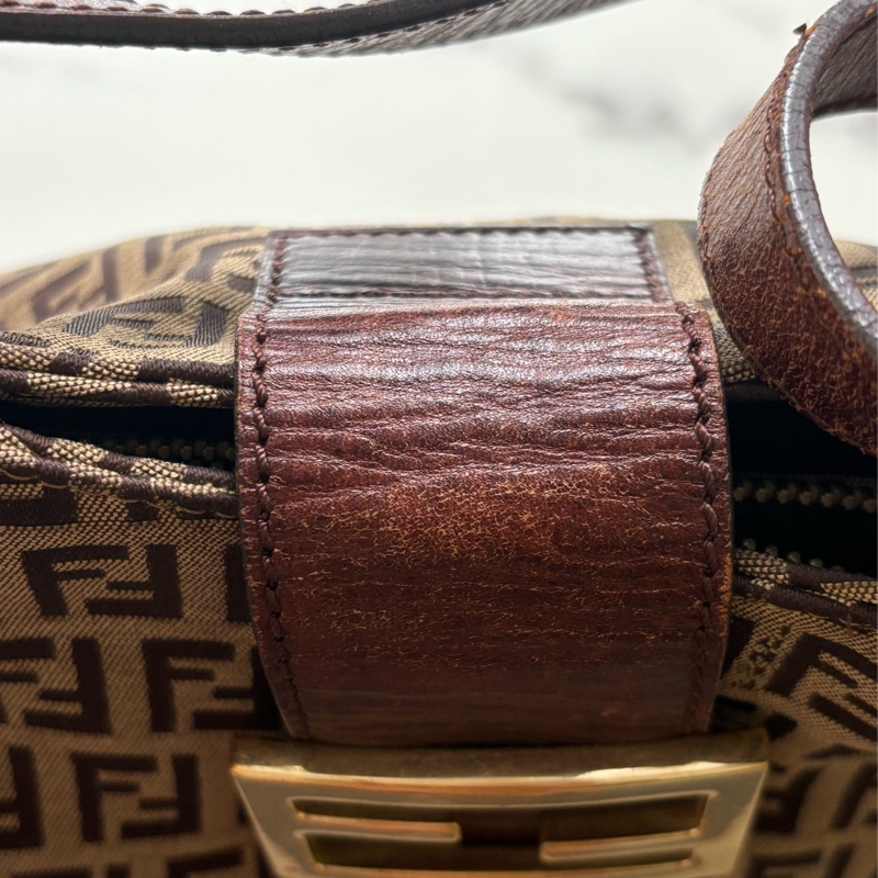 🏷️ Fendi 復古老花牛角包-14