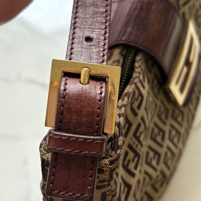 🏷️ Fendi 復古老花牛角包-16