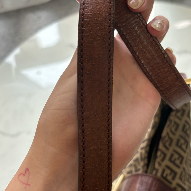 🏷️ Fendi 復古老花牛角包-17