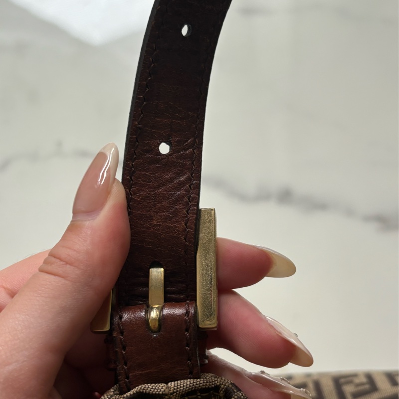 🏷️ Fendi 復古老花牛角包-18