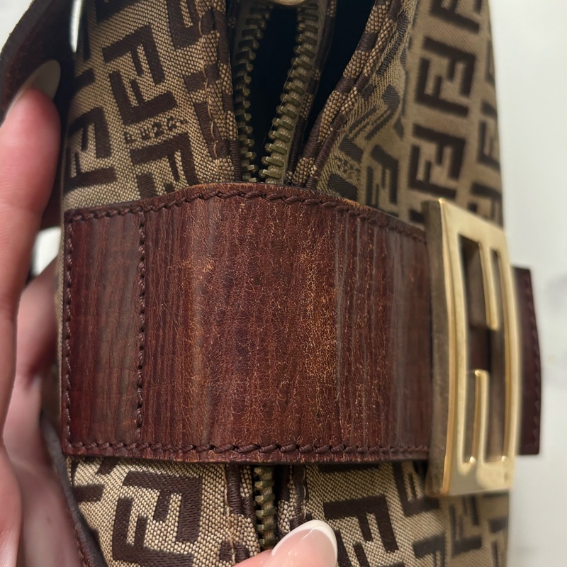 🏷️ Fendi 復古老花牛角包-19