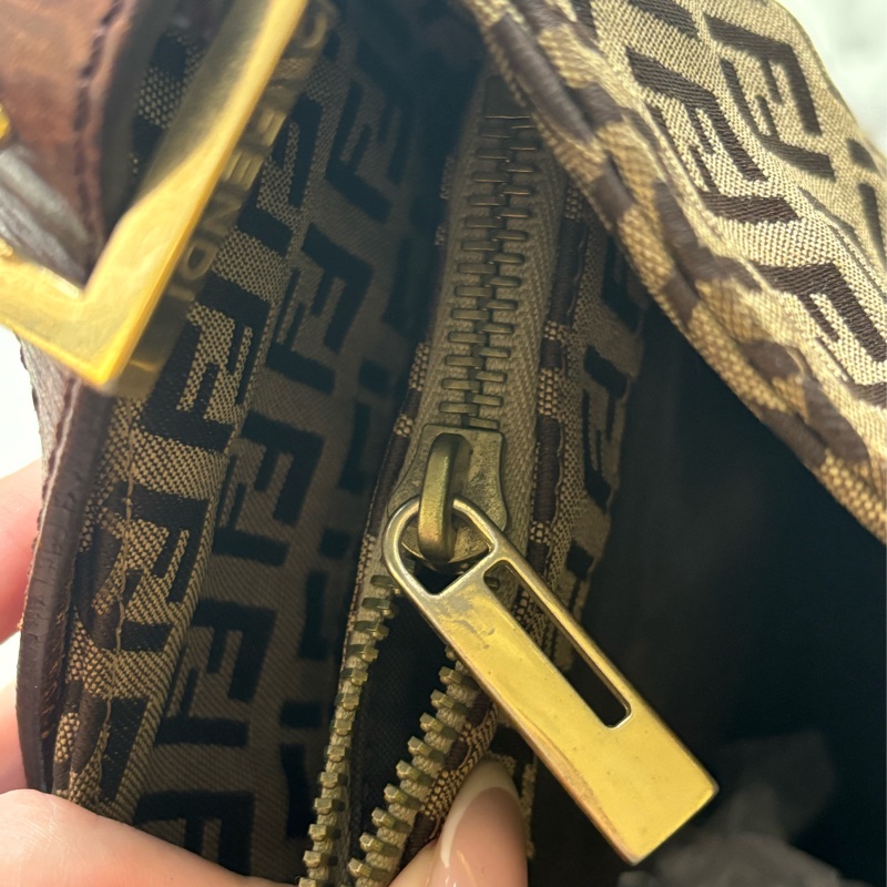 🏷️ Fendi 復古老花牛角包-20