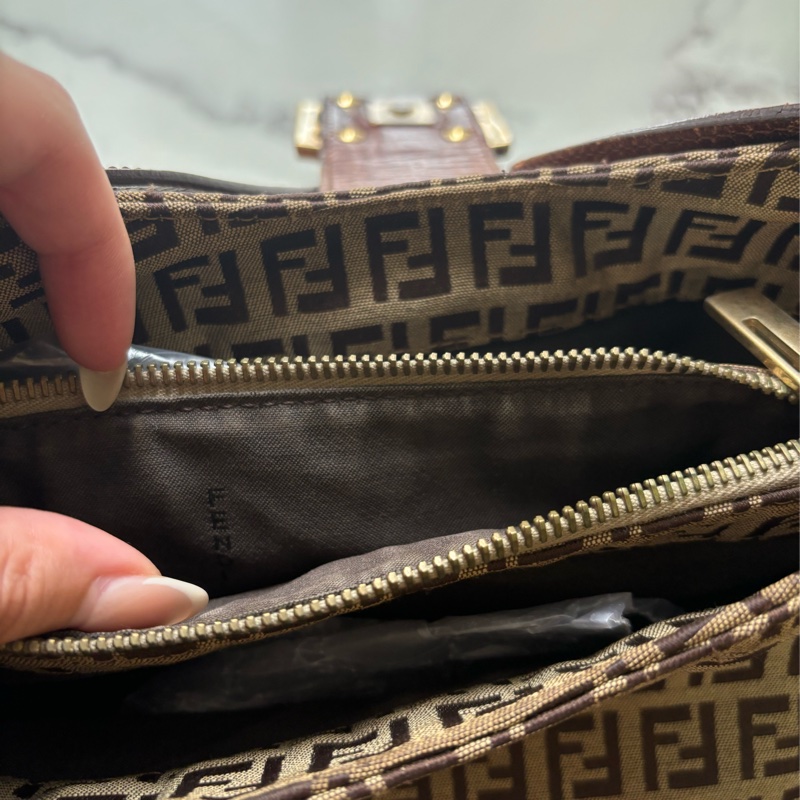 🏷️ Fendi 復古老花牛角包-21