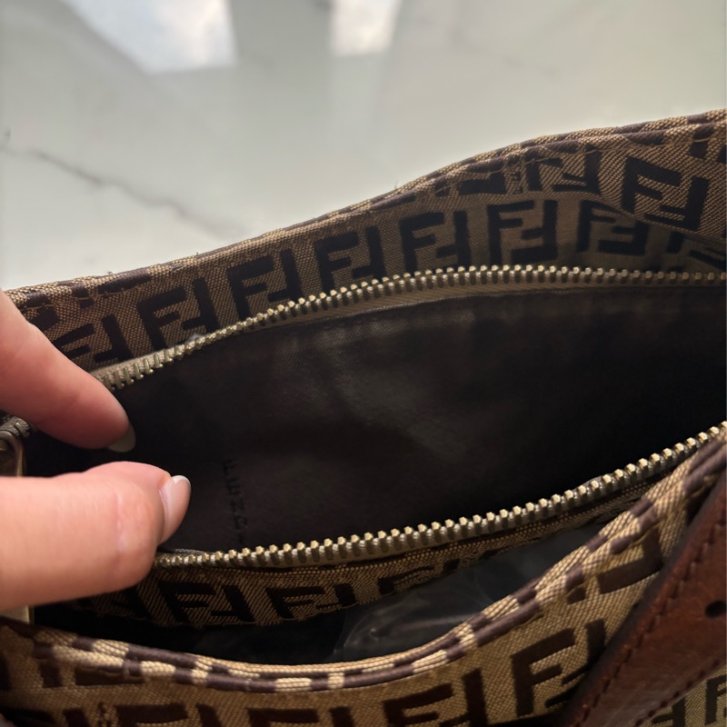 🏷️ Fendi 復古老花牛角包-22