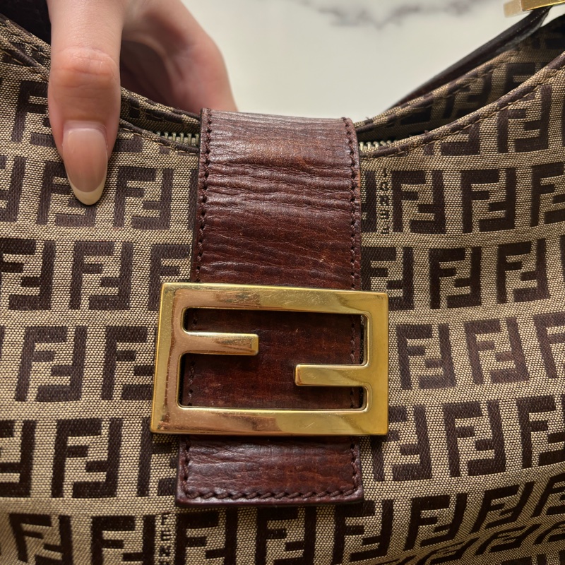 🏷️ Fendi 復古老花牛角包-23