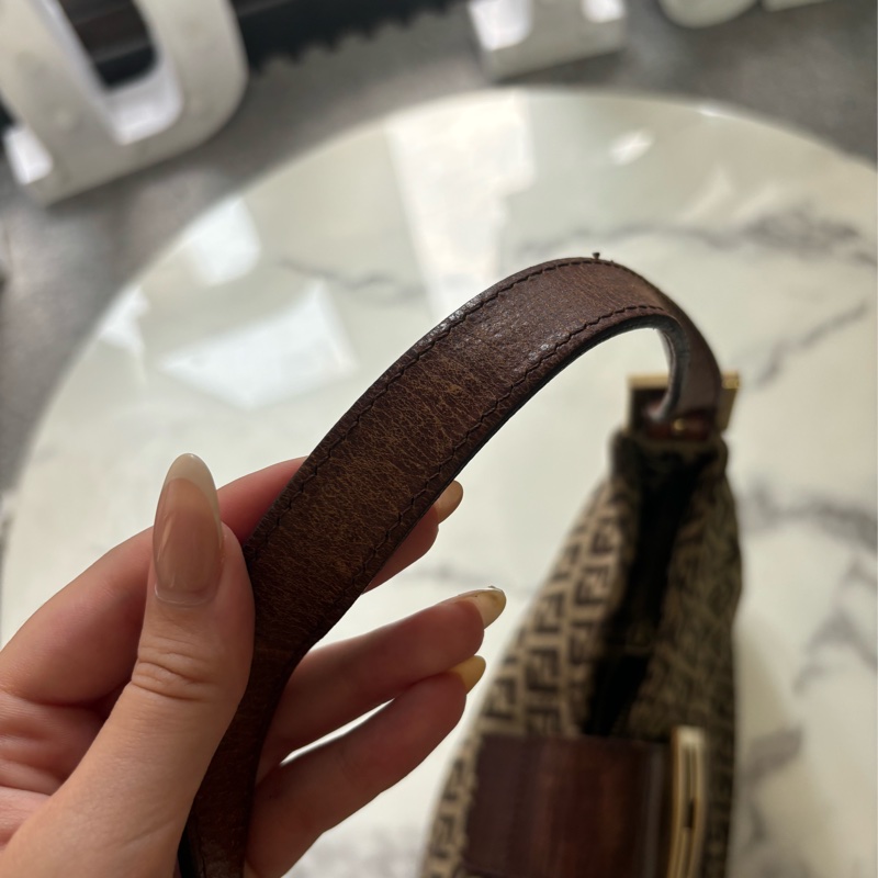 🏷️ Fendi 復古老花牛角包-24
