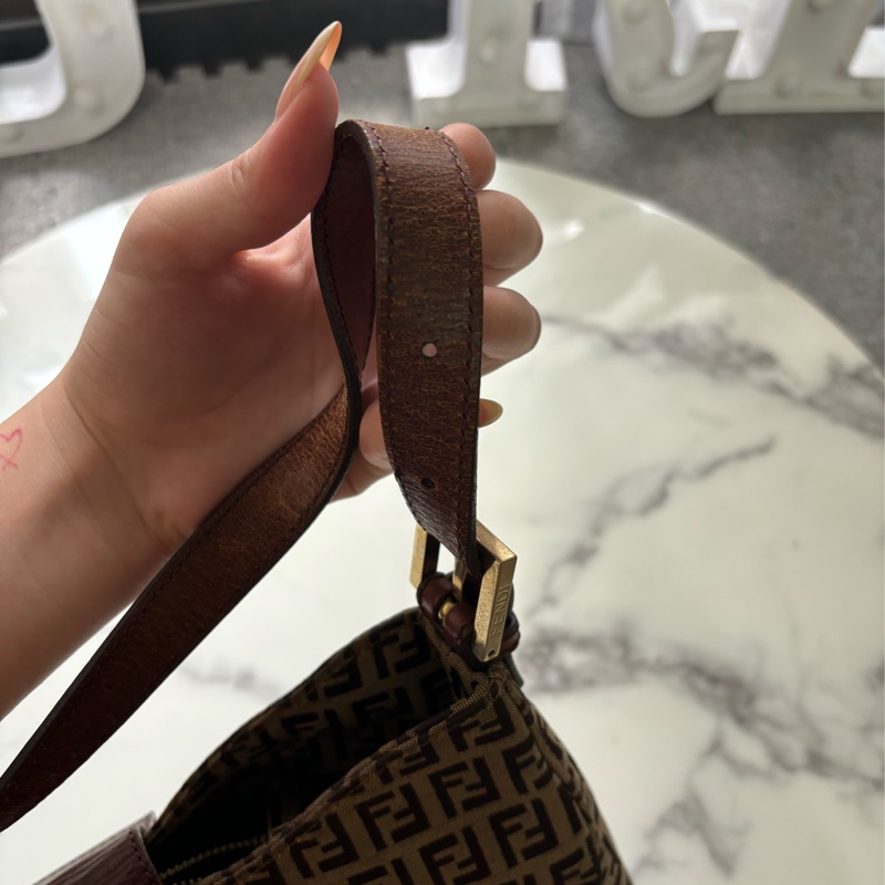 🏷️ Fendi 復古老花牛角包-25
