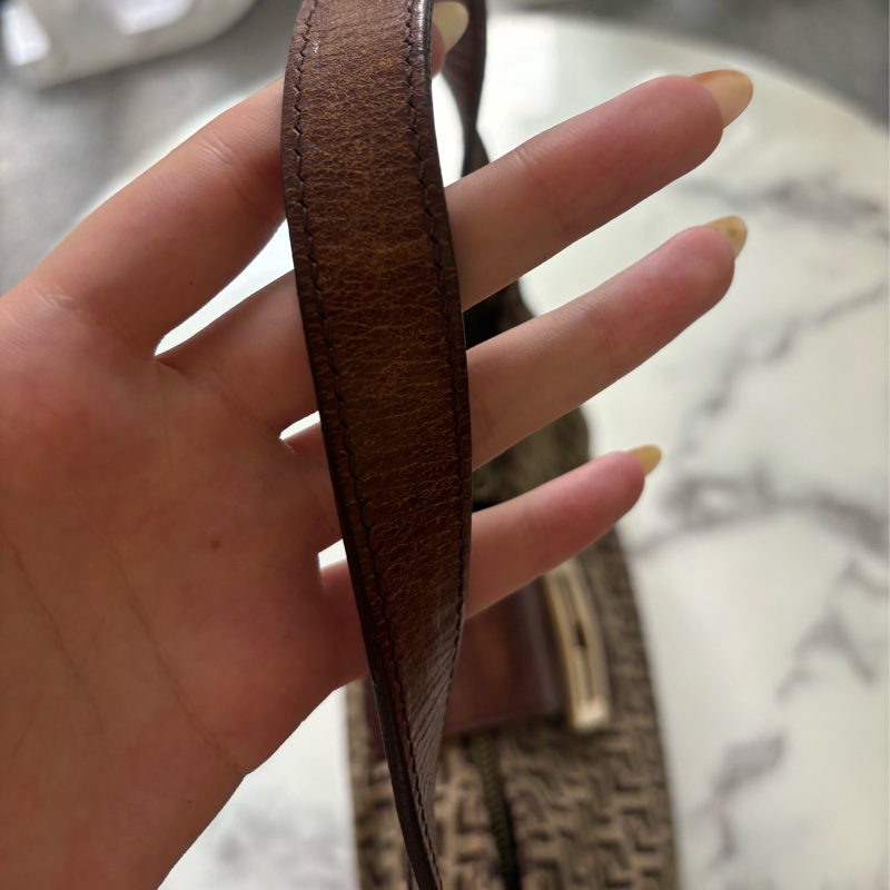 🏷️ Fendi 復古老花牛角包-26