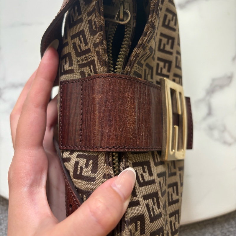 🏷️ Fendi 復古老花牛角包-27