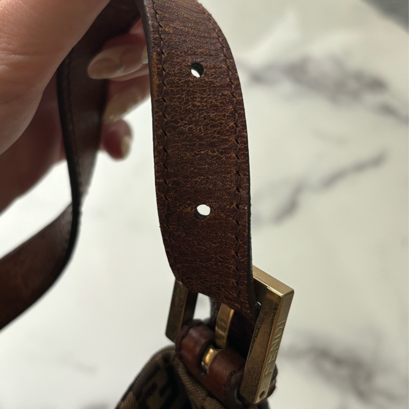 🏷️ Fendi 復古老花牛角包-29