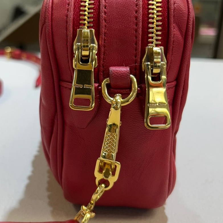 MIUMIU包包紅色羊皮金釦雙層拉鍊側背包-15