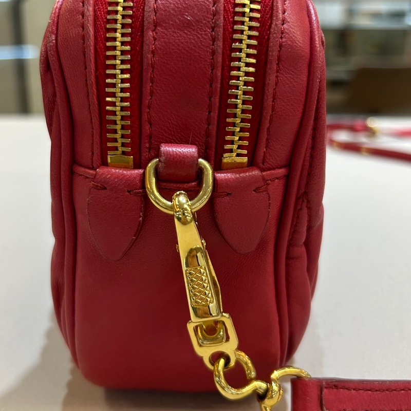 MIUMIU包包紅色羊皮金釦雙層拉鍊側背包-17
