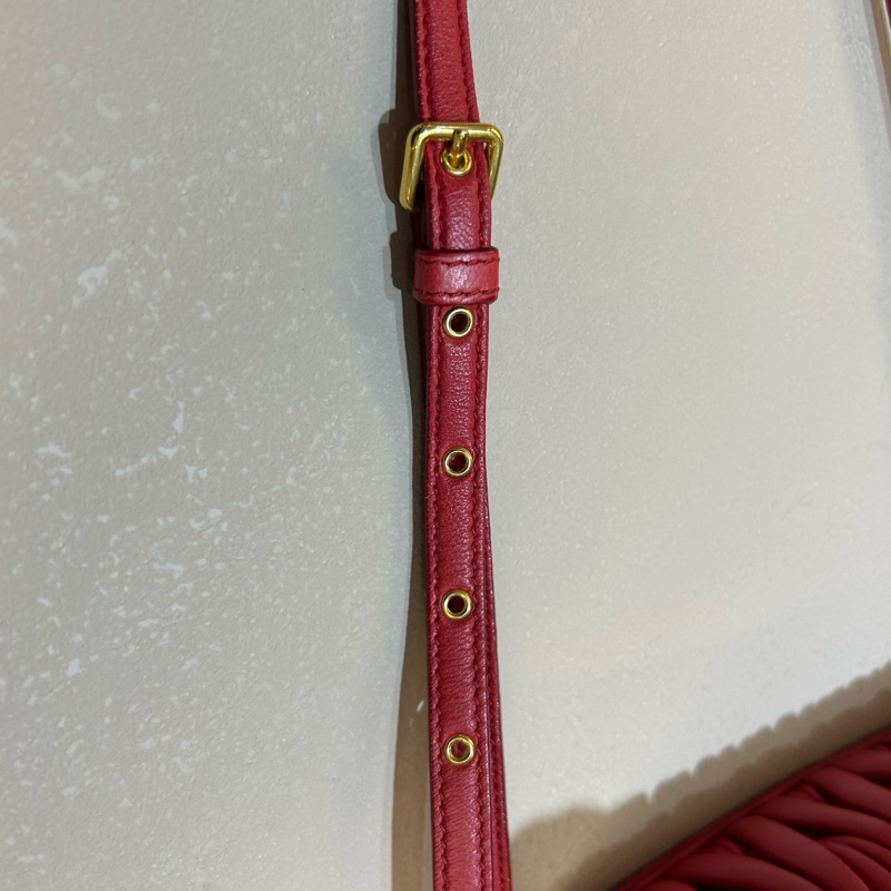 MIUMIU包包紅色羊皮金釦雙層拉鍊側背包-20