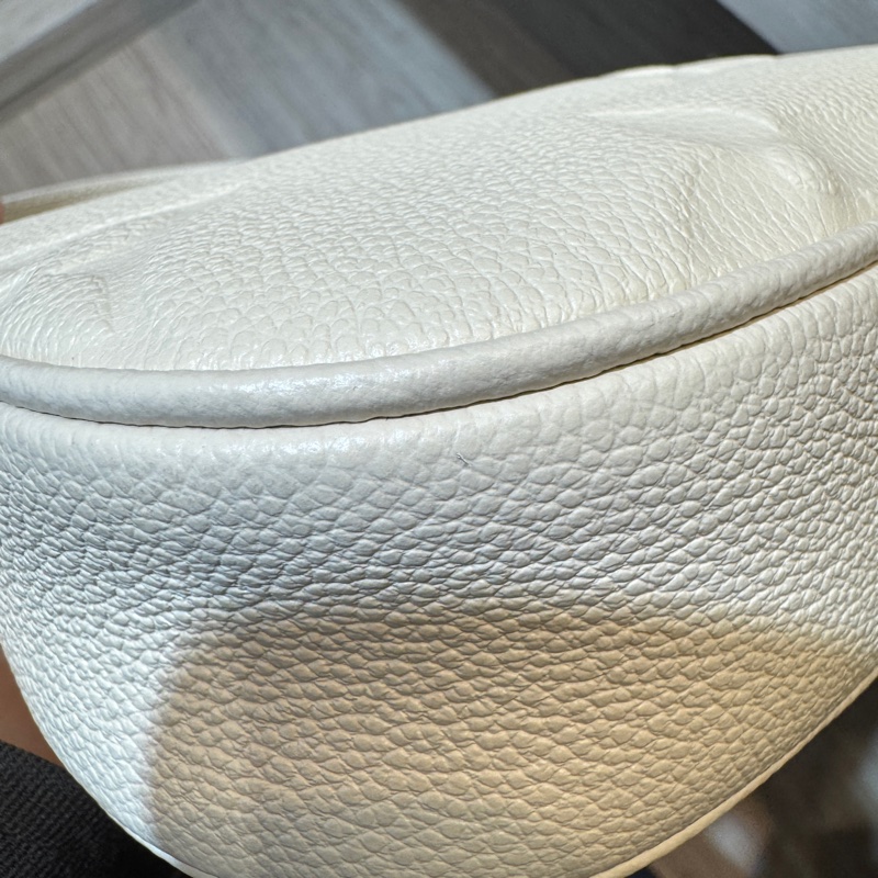 LV奶油白牛皮壓紋金扣mini moon 腋下包M82519-8