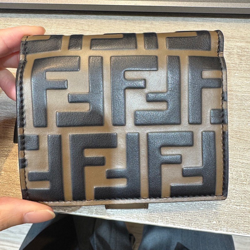 FENDI棕色牛皮FFLogo雙折零錢短夾8M0386-10