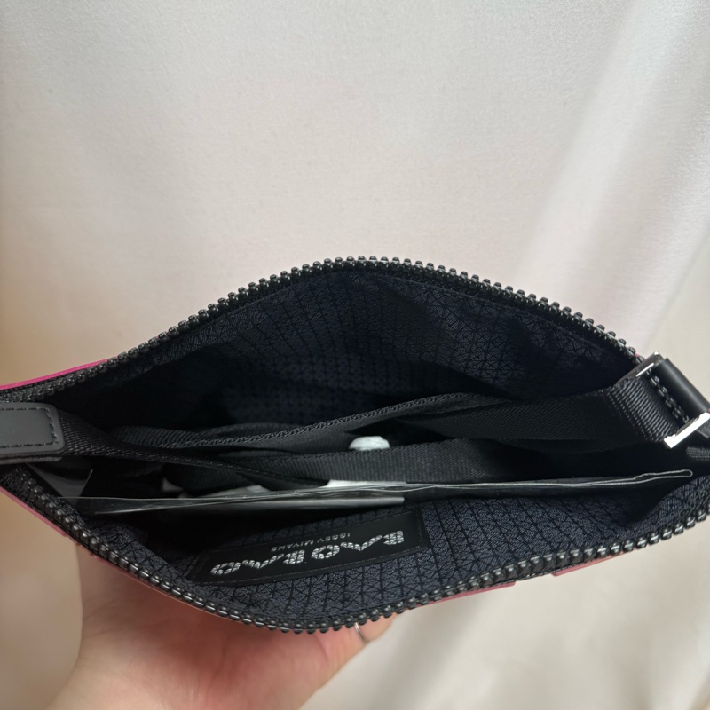 ISSEY MIYAKE三宅一生 粉色雙面斜背包-14