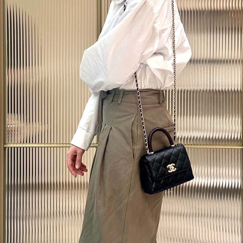 Chanel Mini Coco Handle 紅手柄 黑色荔枝牛皮肩背包-7