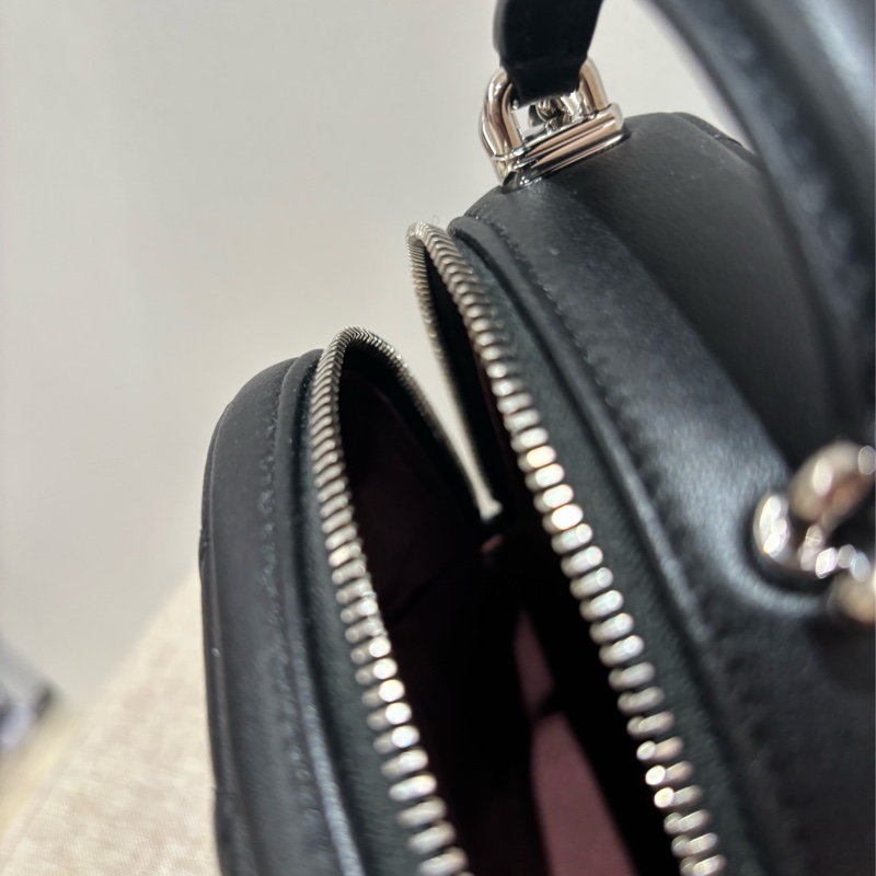 CHANEL 香奈兒 小書包 黑色羊皮銀釦-12