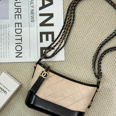 CHANEL小號米色拚黑色牛皮流浪包