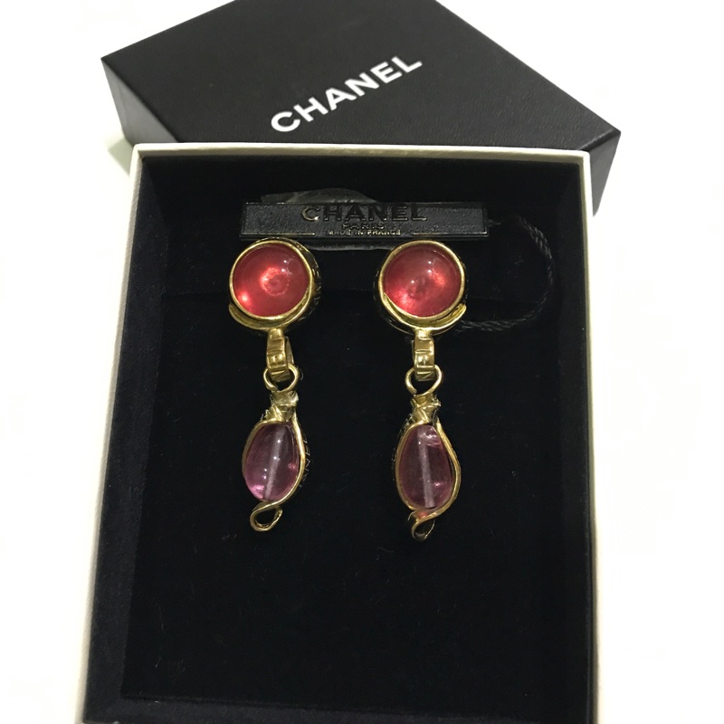 【 CHANEL】香奈兒 全新 古董 宮廷式復古風格 低調奢華_霧金側面chanel字母 紅玉髓垂墜夾式耳環-0