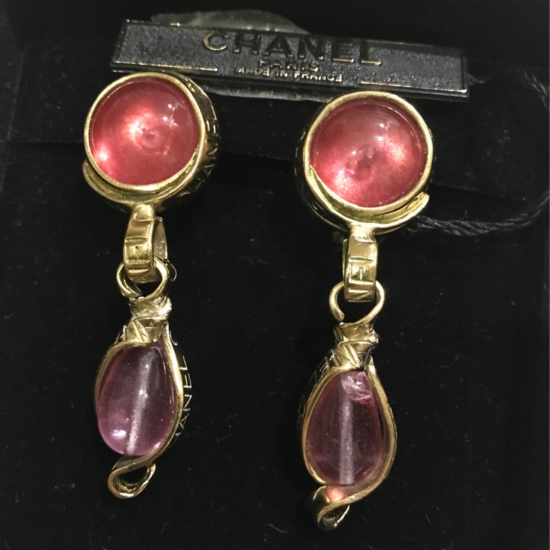 【 CHANEL】香奈兒 全新 古董 宮廷式復古風格 低調奢華_霧金側面chanel字母 紅玉髓垂墜夾式耳環-1