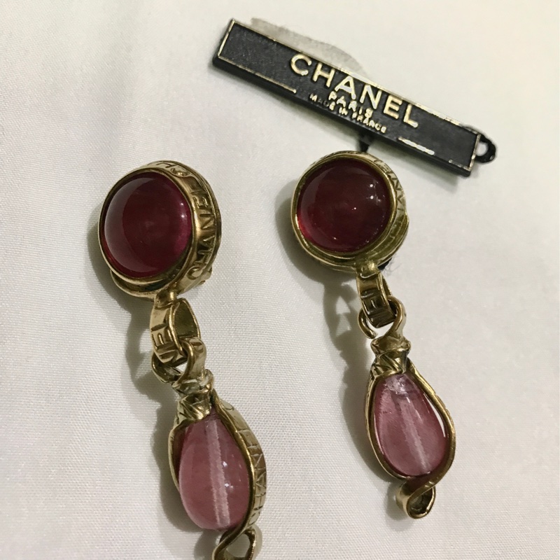 【 CHANEL】香奈兒 全新 古董 宮廷式復古風格 低調奢華_霧金側面chanel字母 紅玉髓垂墜夾式耳環-2