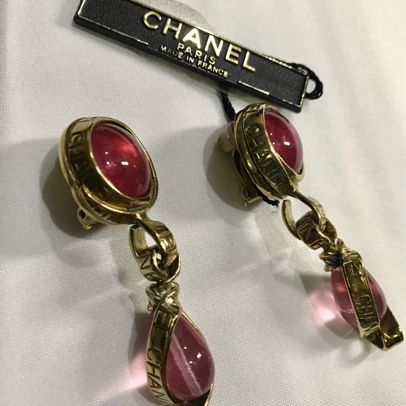 【 CHANEL】香奈兒 全新 古董 宮廷式復古風格 低調奢華_霧金側面chanel字母 紅玉髓垂墜夾式耳環-4