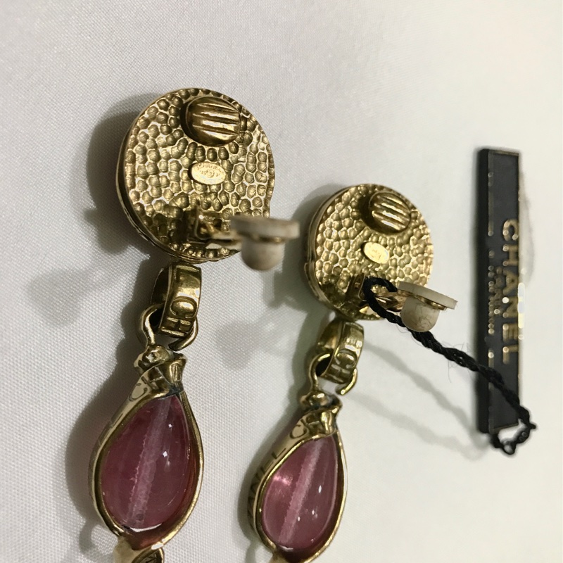 【 CHANEL】香奈兒 全新 古董 宮廷式復古風格 低調奢華_霧金側面chanel字母 紅玉髓垂墜夾式耳環-6