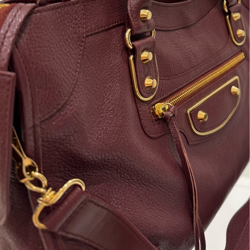 BALENCIAGA 巴黎世家 酒紅色 metallic edge city金釦 山羊皮 機車包 手提包 肩背包 斜背包-34