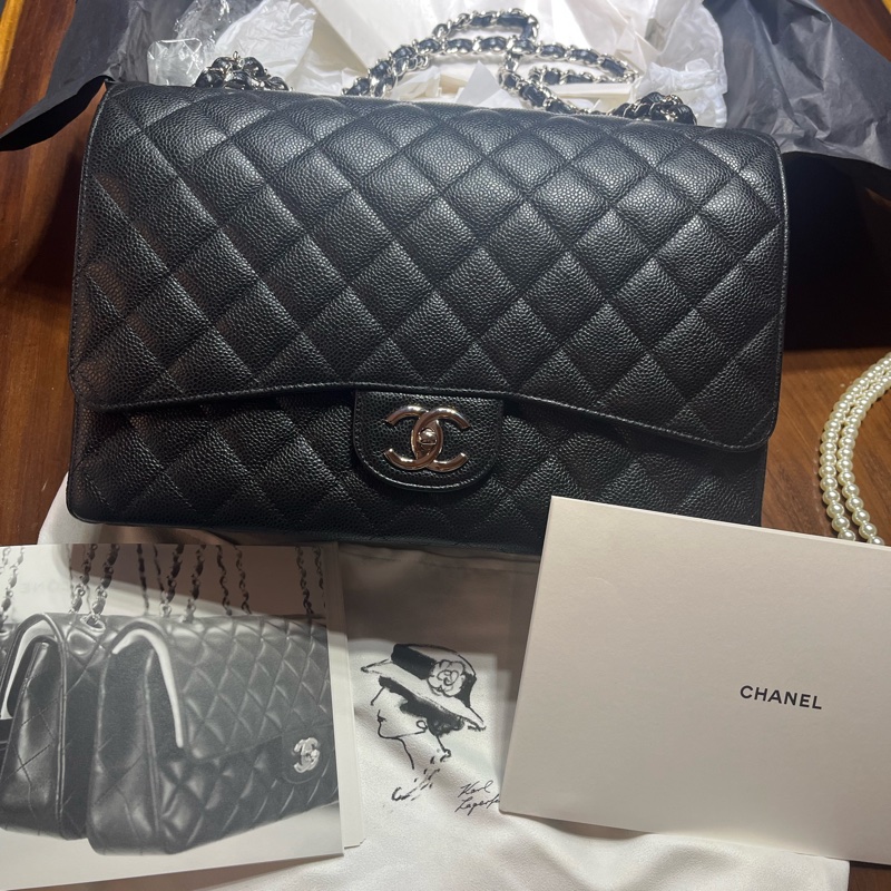 全配!收藏等級 Chanel 熱門保值款 CF Maxi Jumbo口蓋包 市價59折出清|黑銀配色|耐用Caviar 荔枝牛皮|歐洲工藝精品|附贈高質感內膽包-0