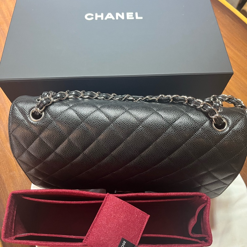 全配!收藏等級 Chanel 熱門保值款 CF Maxi Jumbo口蓋包 市價59折出清|黑銀配色|耐用Caviar 荔枝牛皮|歐洲工藝精品|附贈高質感內膽包-12