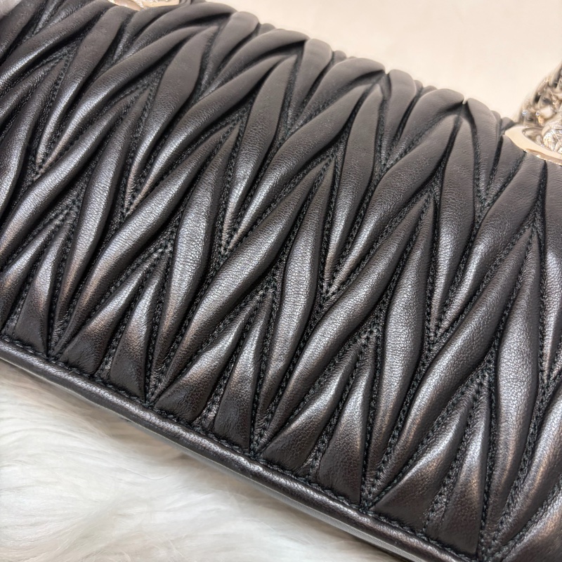 Miumiu 5BD016黑色皺摺皮革銀鏈條斜背包 Woc-40