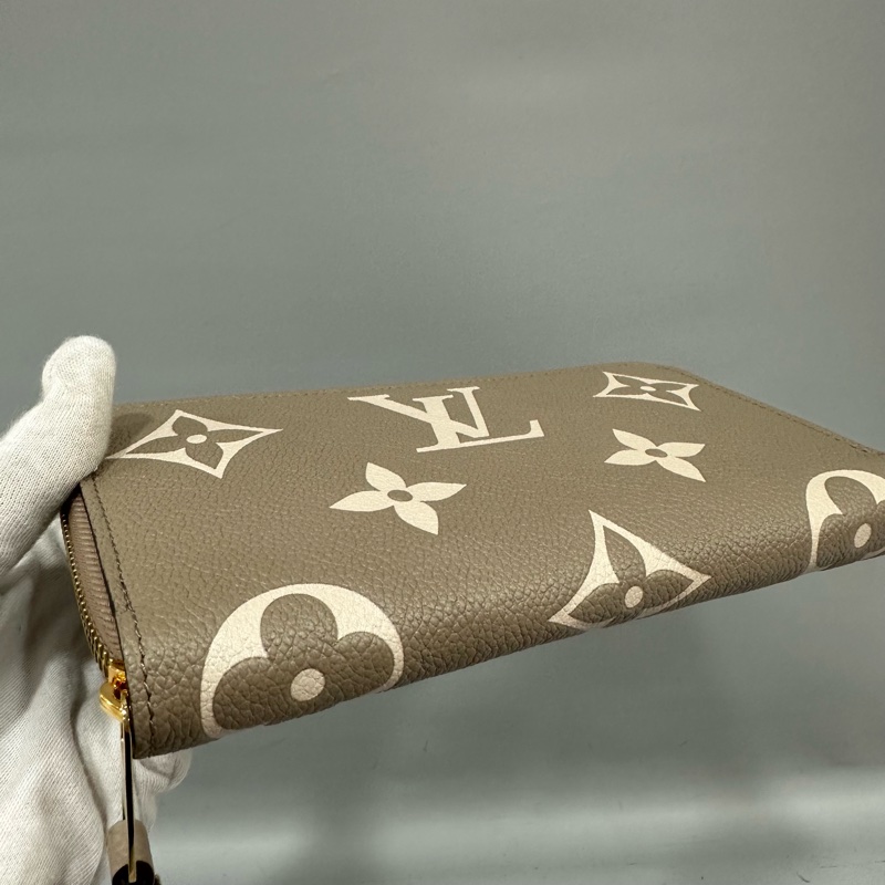 Louis Vuitton M69794奶茶色牛皮壓紋大logo拉鍊長夾-13
