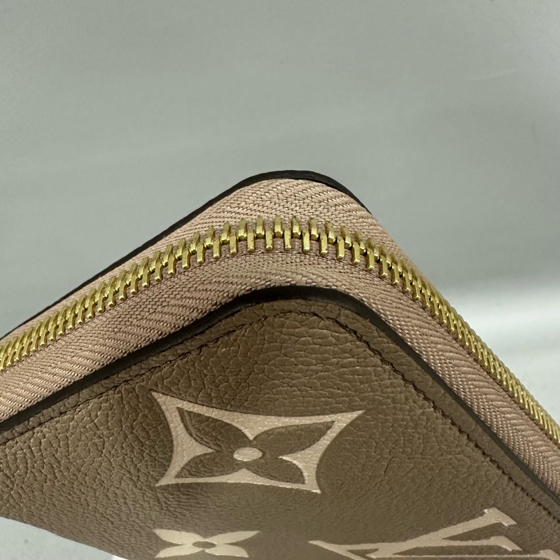 Louis Vuitton M69794奶茶色牛皮壓紋大logo拉鍊長夾-16