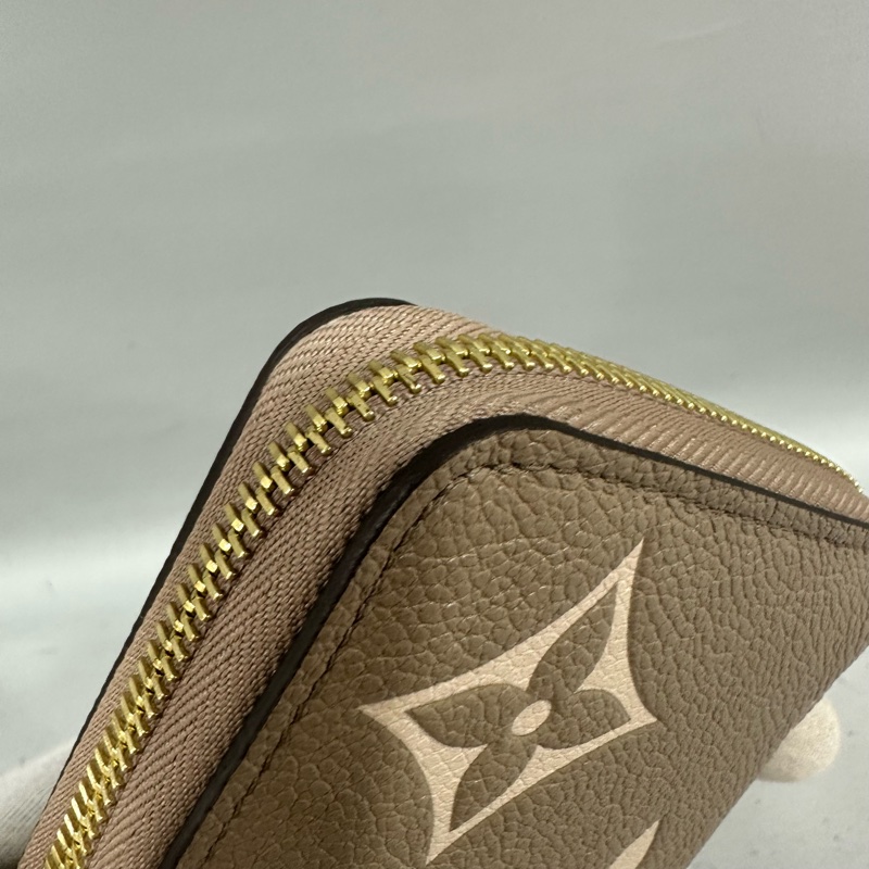 Louis Vuitton M69794奶茶色牛皮壓紋大logo拉鍊長夾-17